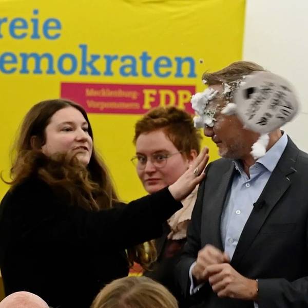 Mecklenburg-Vorpommern, Greifswald: Der FDP-Vorsitzende Christian Lindner bekommt bei einem Wahlkampfauftritt in Greifswald von der Linke-Lokalpolitikerin Christiane Kiesow (l) Schaum ins Gesicht geworfen.