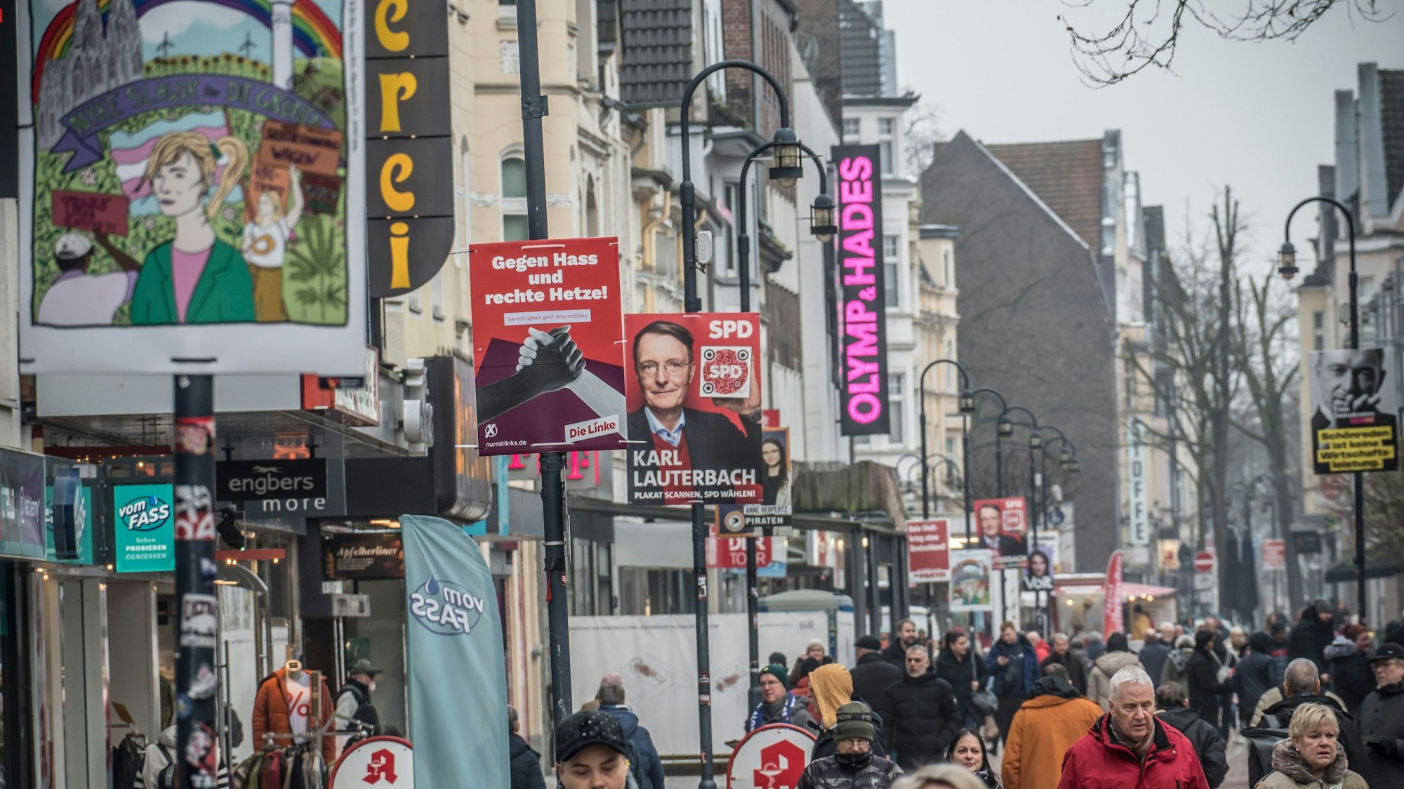 Der Wahlkampf hat begonnen, das ist auch in der Wiesdorfer Fußgängerzone sichtbar.