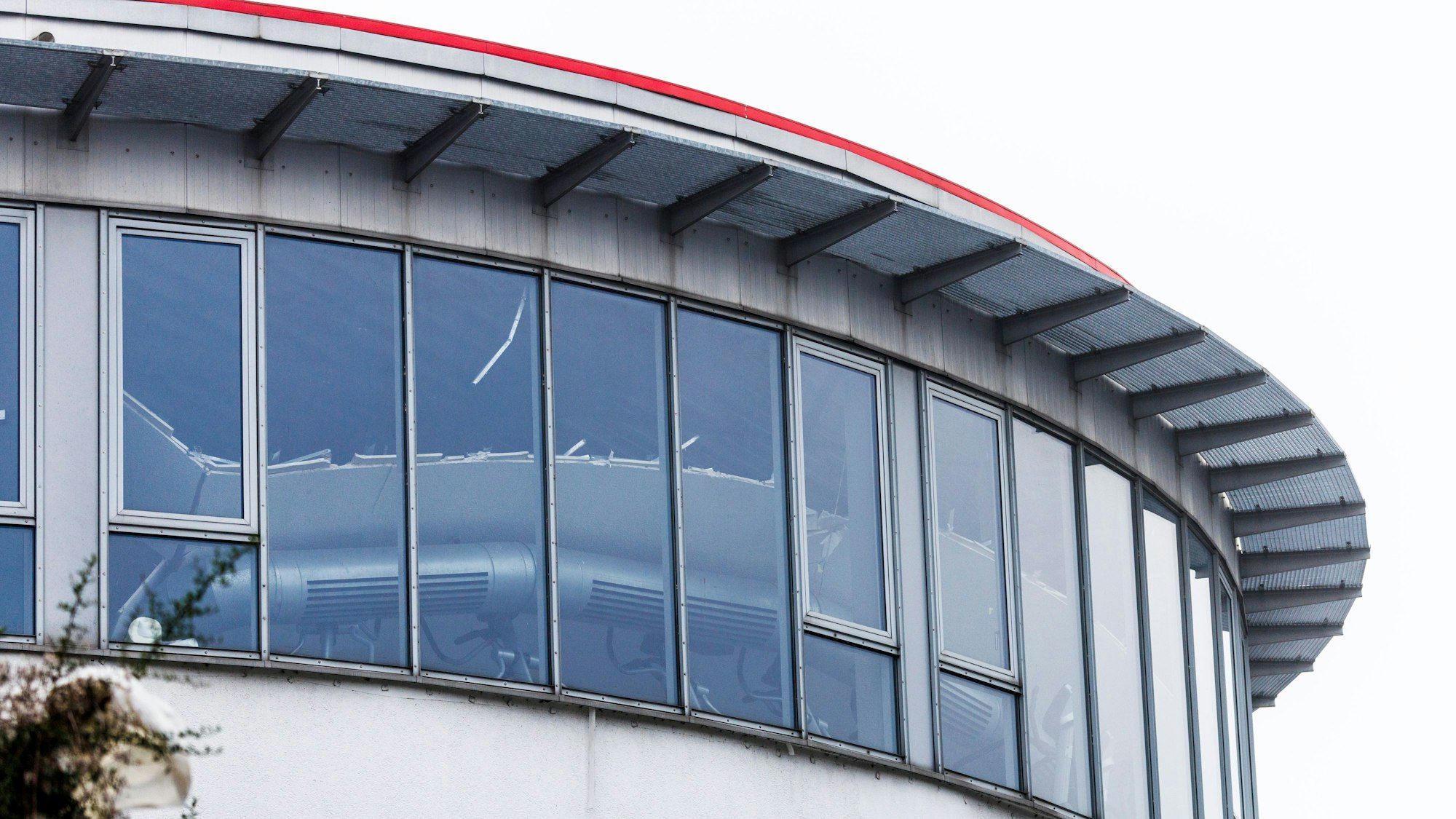 15.01.2025, Recklinghausen: In einem Fitnessstudio in Recklinghausen ist im Obergeschoss eine Zwischendecke aus Gips eingestürzt und liegt auf den Sportgeräten. Zu sehen auch Teile einer Belüftungsanlage. Foto: Christoph Reichwein/dpa +++ dpa-Bildfunk +++