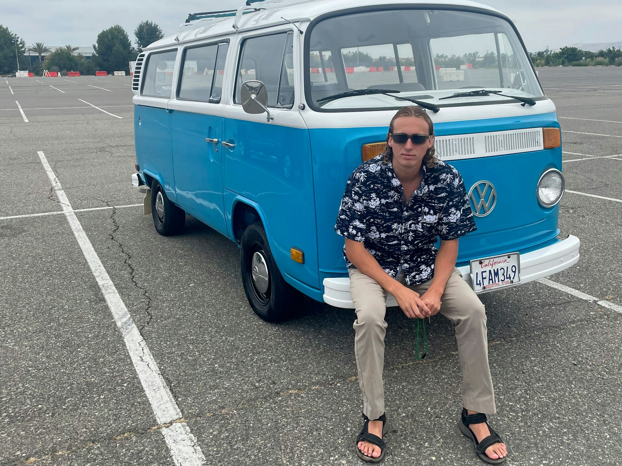 Preston Martin posiert für ein Foto vor dem unversehrten VW-Bus.