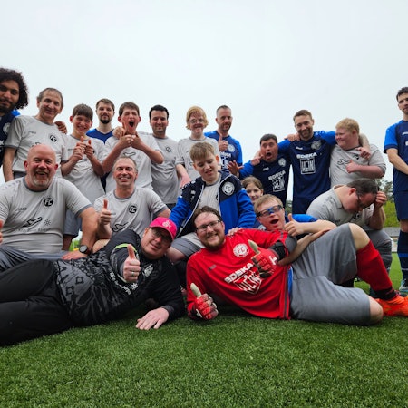 Die Inklusionsmannschaft von Germania Zündorf mit Trainer Gökhan Erdek (links)
