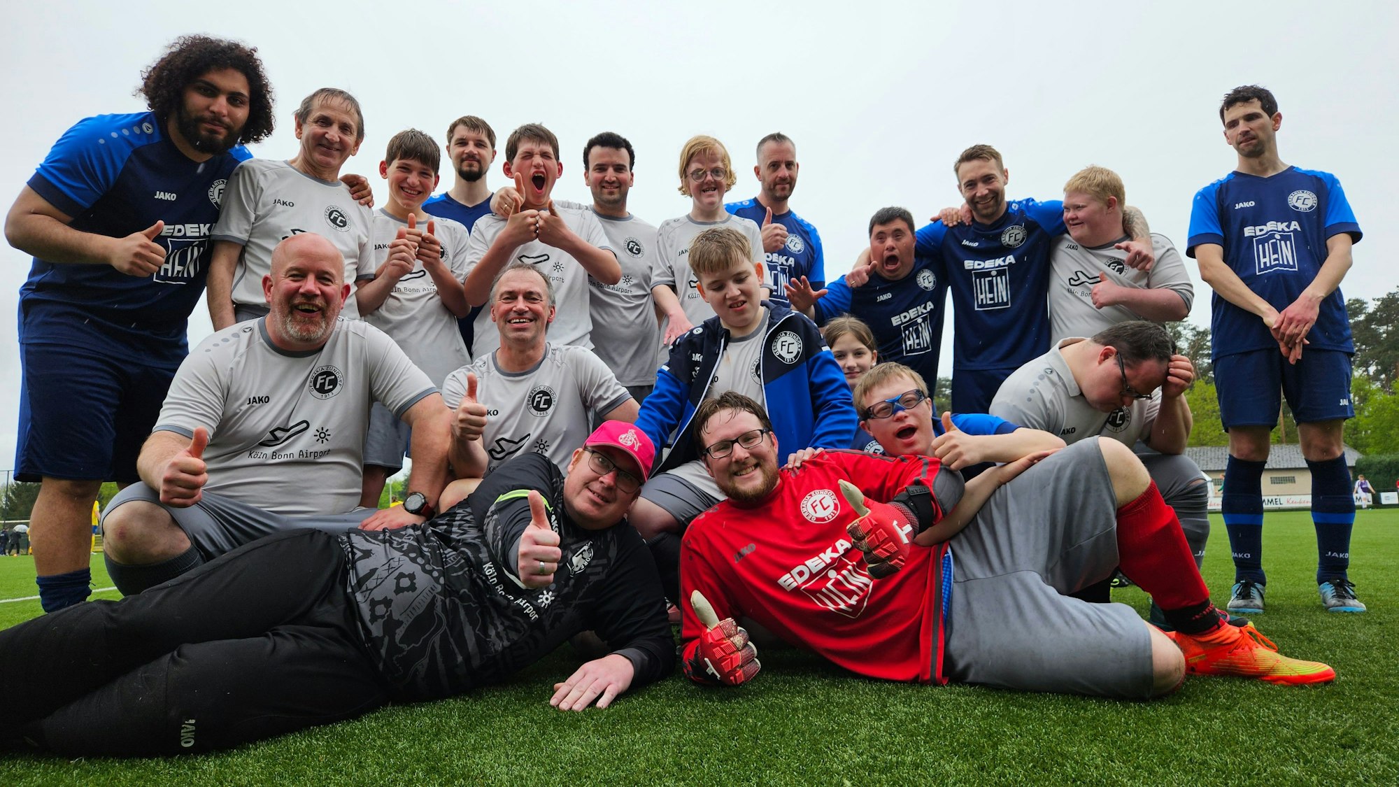 Die Inklusionsmannschaft von Germania Zündorf mit Trainer Gökhan Erdek (links)