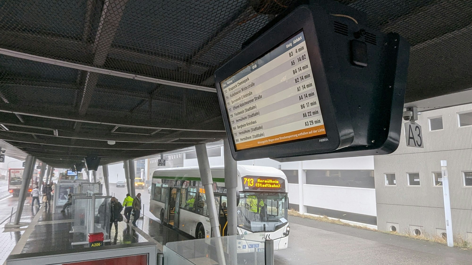 Das Foto zeigt einen der neuen Bildschirme unter dem Dach am Busbahnhof.