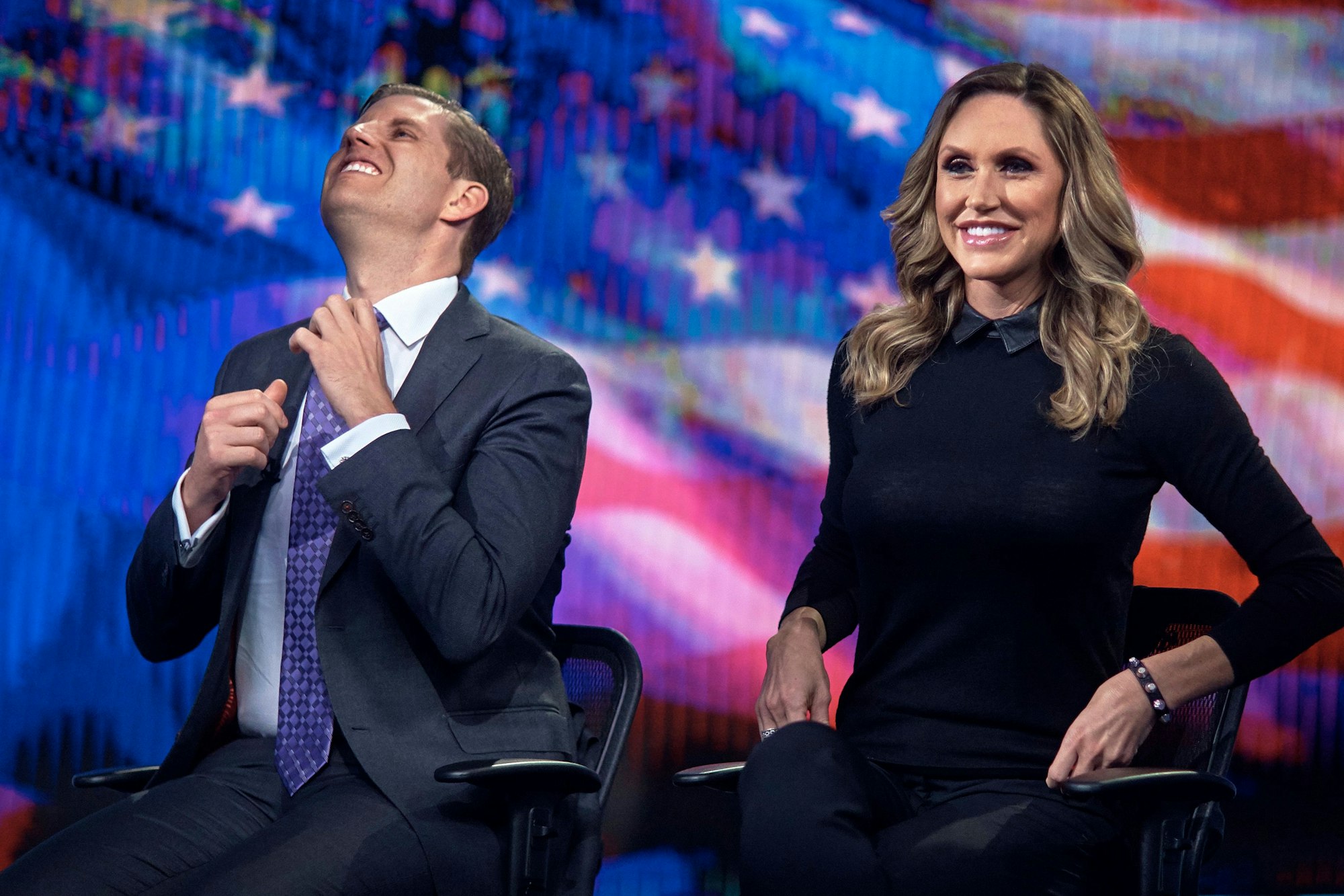 Eric Trump, Sohn des US-Präsidenten Donald Trump, und seine Frau Lara Trump, sitzen in einem Fox-Studio.
