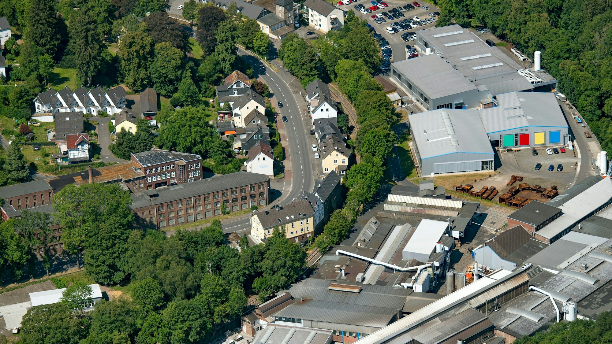 Blick auf die Bergischen Edelstahlwerke und Doerrenberg Edelstahl in der Ortschaft Ründeroth.