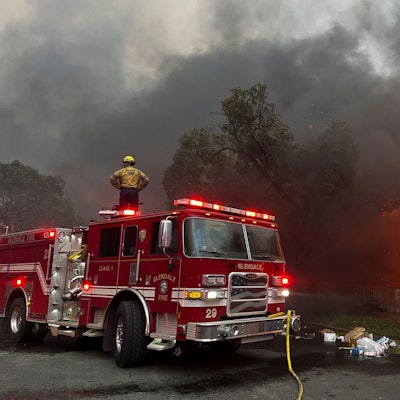 Feuerwehrleute bekämpfen das Palisades-Feuer, das im Stadtteil Pacific Palisades in Los Angeles brennt.