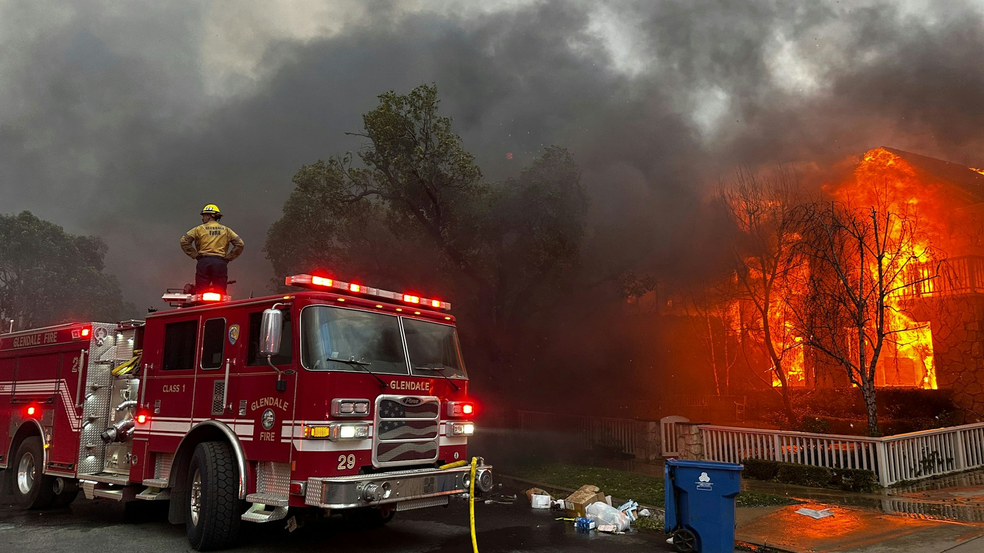 Feuerwehrleute bekämpfen das Palisades-Feuer, das im Stadtteil Pacific Palisades in Los Angeles brennt.