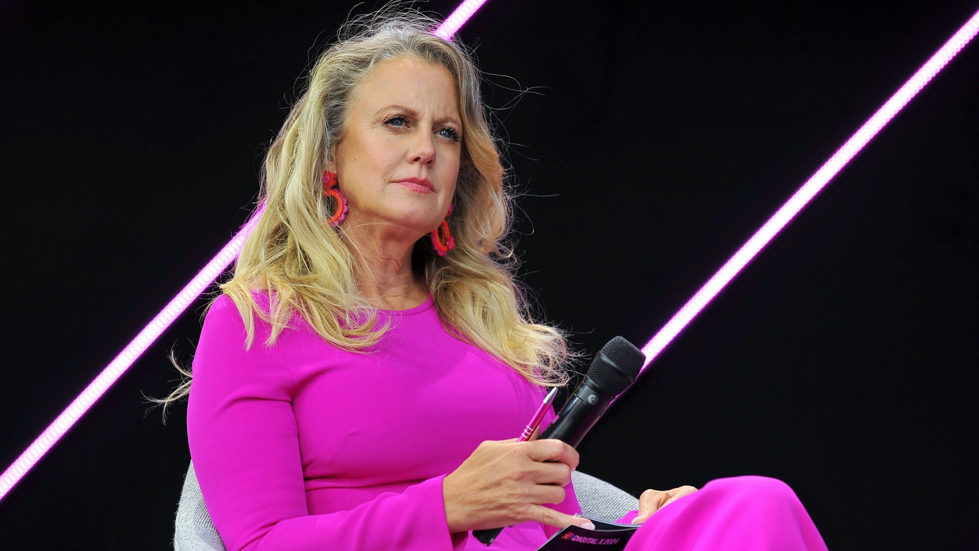 Moderatorin Barbara Schöneberger auf der Bühne.