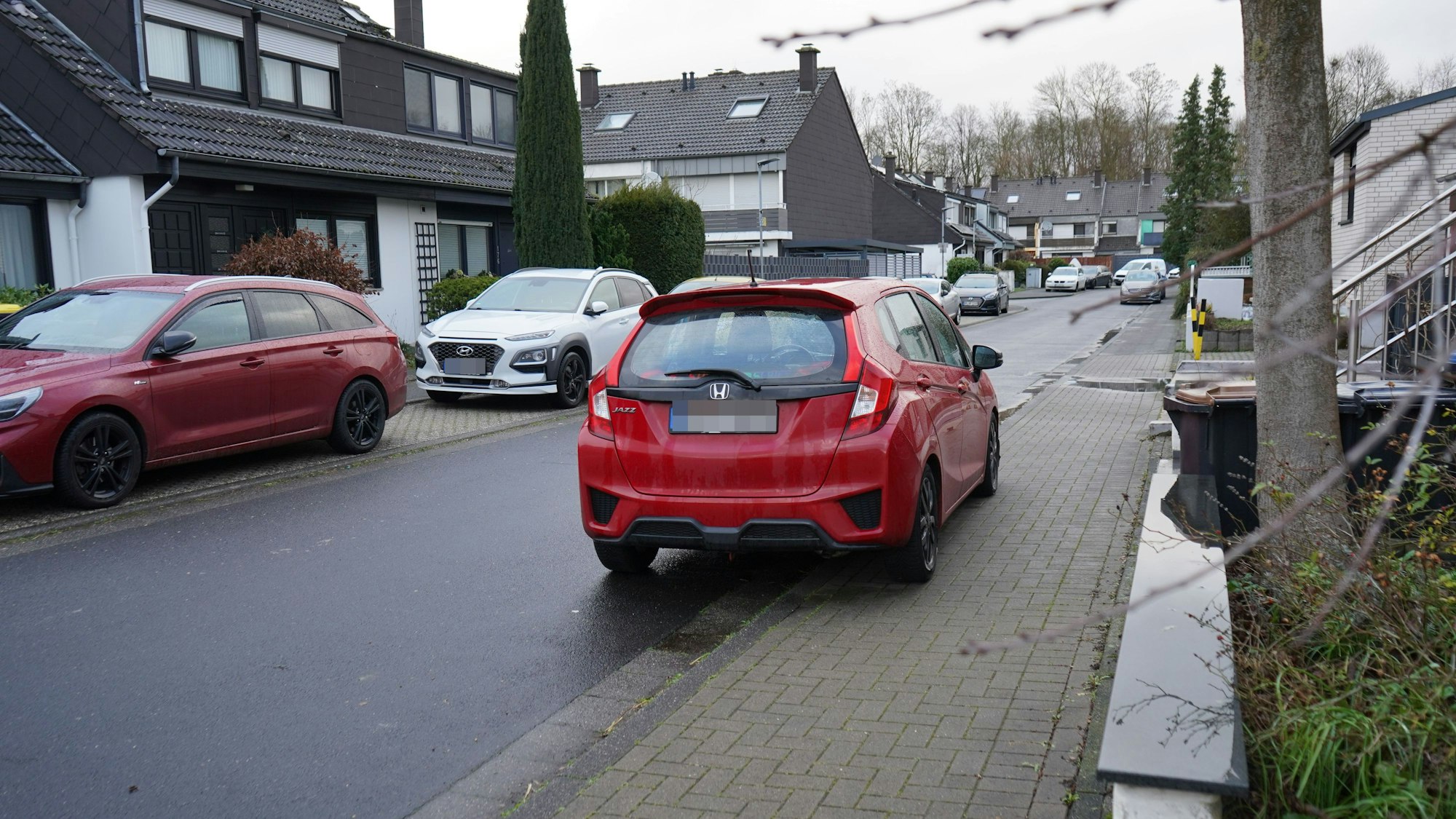 Das Foto zeigt ein parkendes Auto.