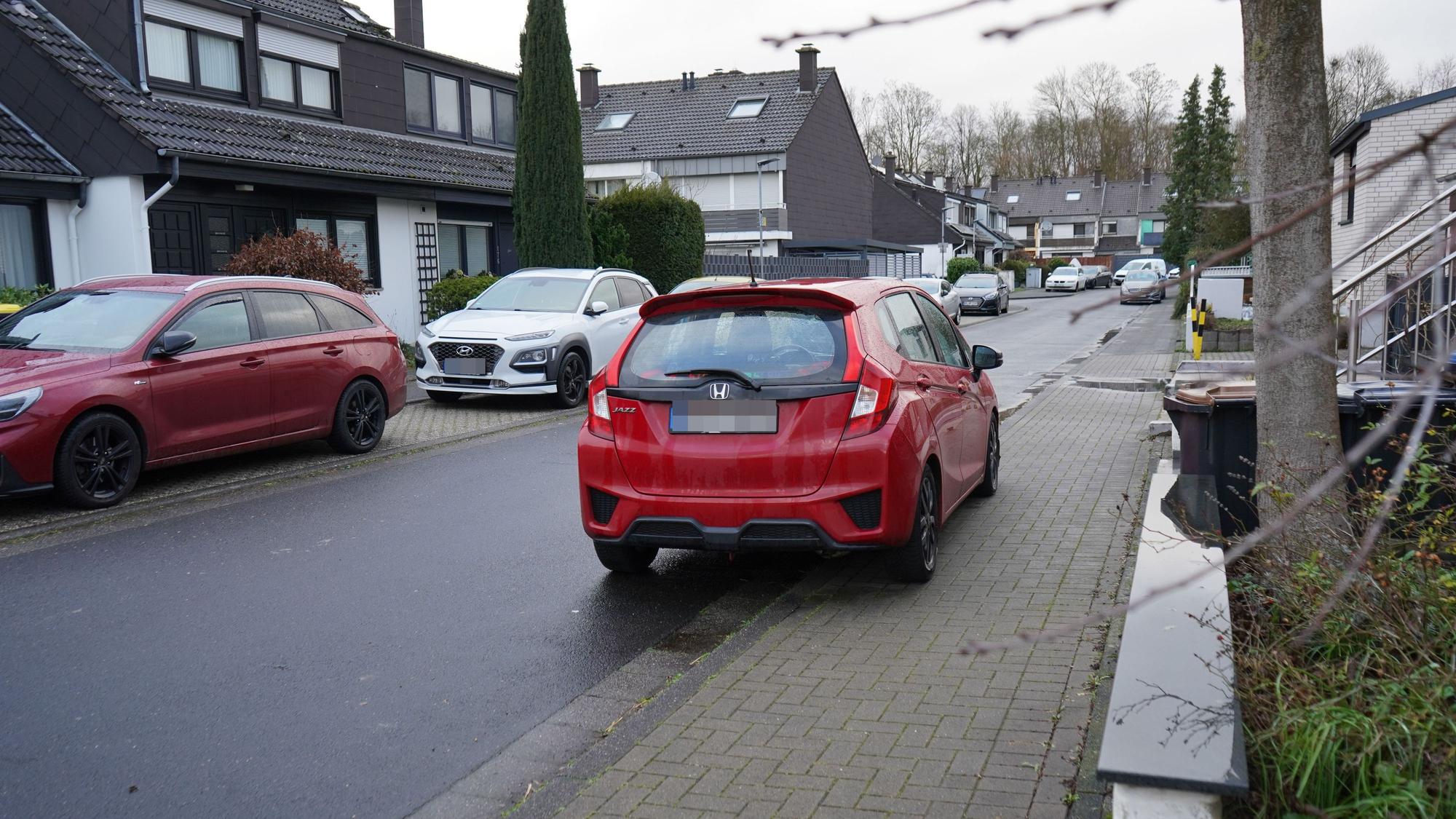 Kerpen: Autofahrer parken ständig auf dem Bürgersteig | Kölner Stadt
