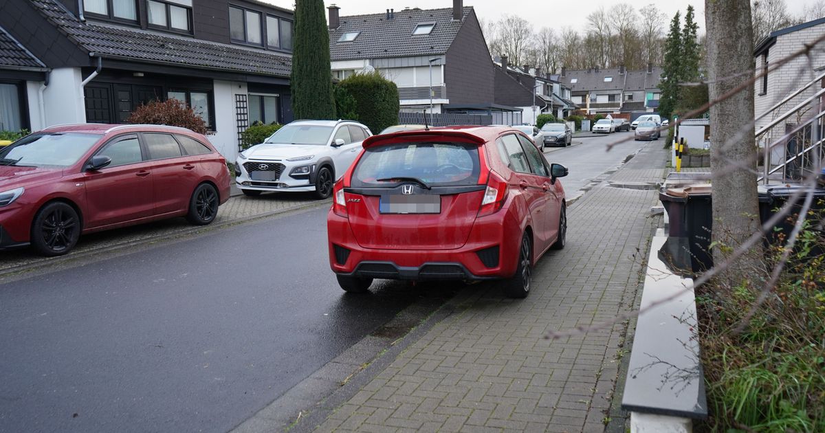 Kerpen: Autofahrer parken ständig auf dem Bürgersteig | Kölner Stadt