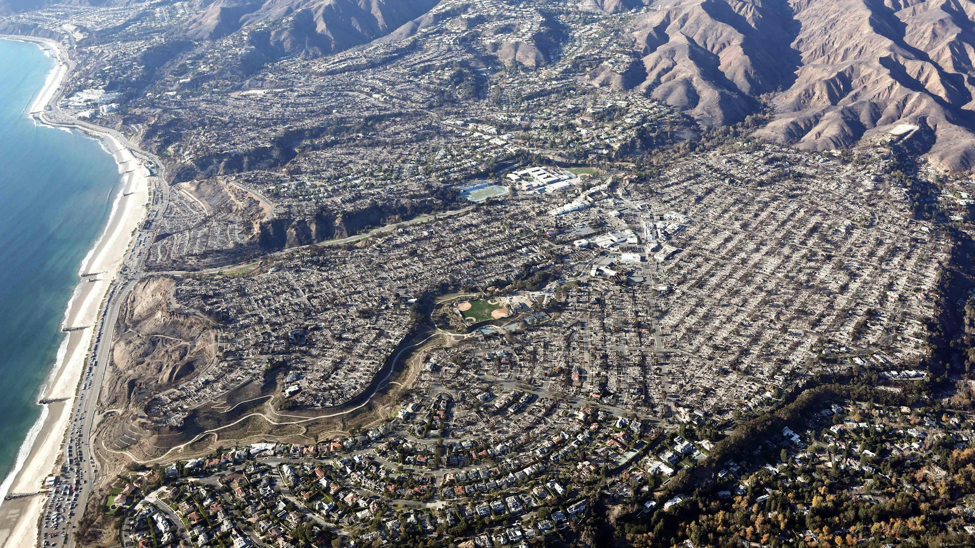 Das Luftbild zeigt Häuser, die durch das Palisades-Feuer zerstört wurden.