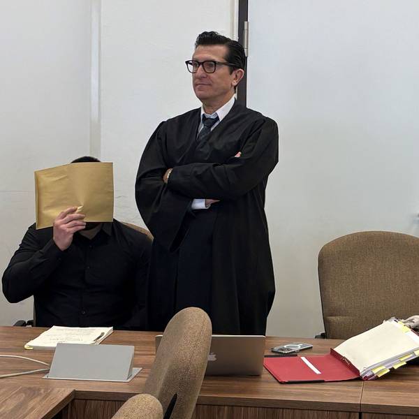 Der Angeklagte Milos L. (36) mit seinem Verteidiger Michael Hakner beim Prozessauftakt im Landgericht Köln