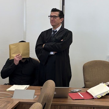 Der Angeklagte Milos L. (36) mit seinem Verteidiger Michael Hakner beim Prozessauftakt im Landgericht Köln