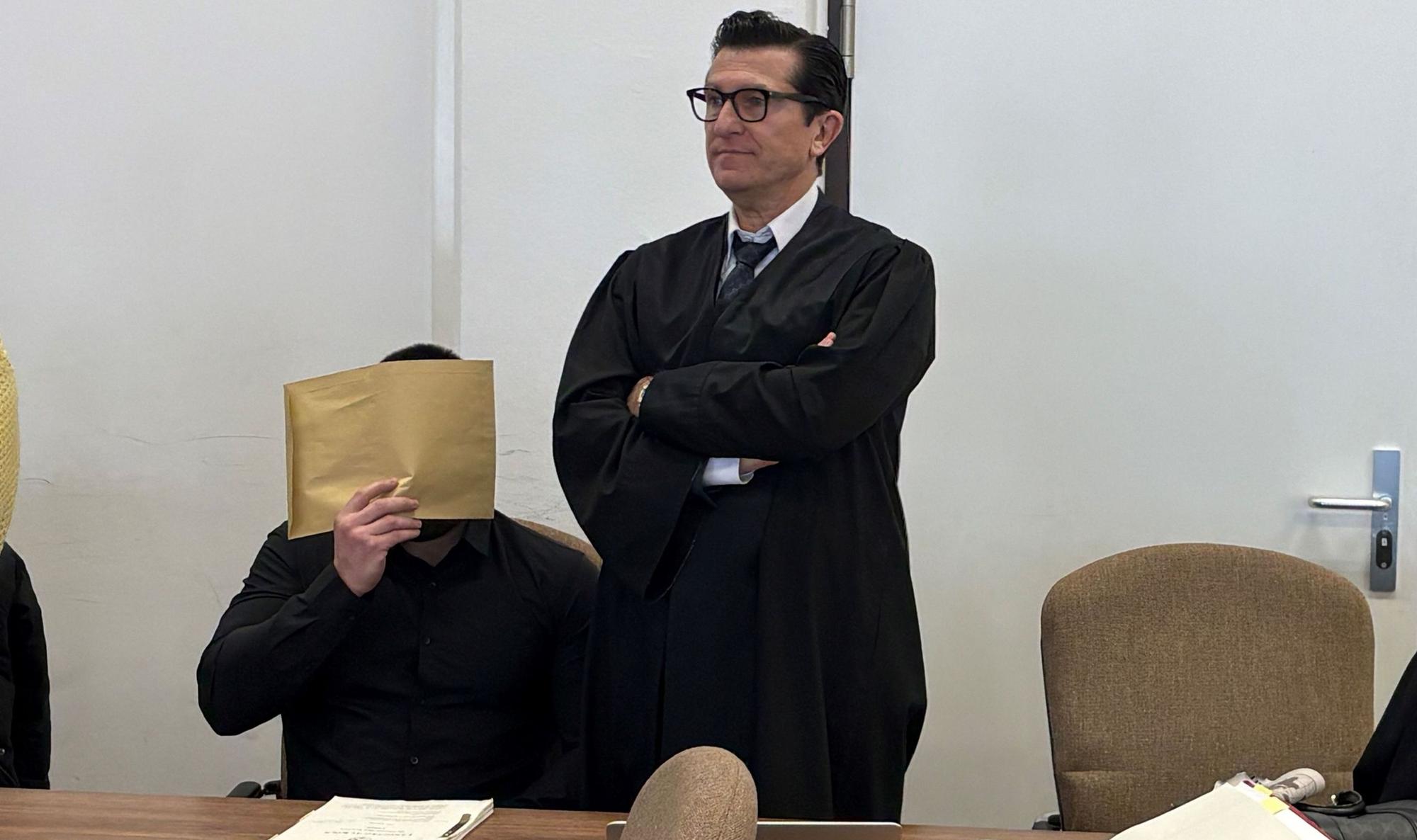 Der Angeklagte Milos L. (36) mit seinem Verteidiger Michael Hakner beim Prozessauftakt im Landgericht Köln