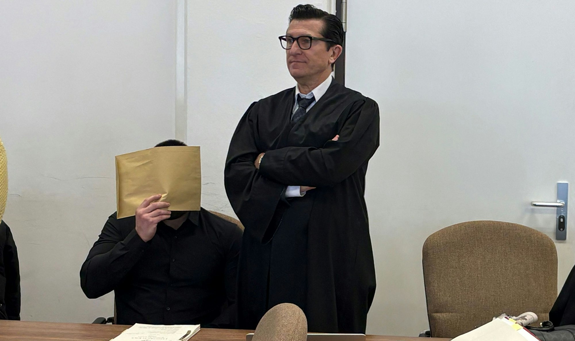 Der Angeklagte Milos L. (36) mit seinem Verteidiger Michael Hakner beim Prozessauftakt im Landgericht Köln