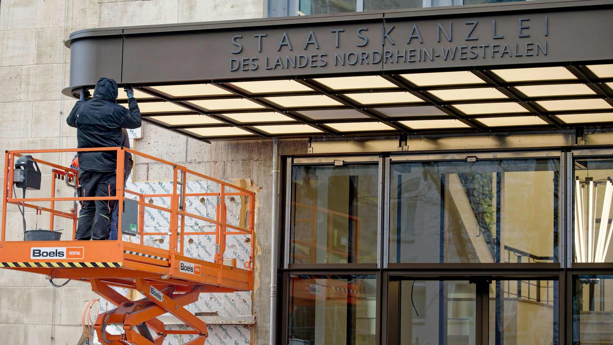 Handwerker arbeiten am Eingang zum Gebäude der Staatskanzlei von Nordrhein-Westfalen. Staatsanwaltschaft und Landeskriminalamt (LKA) ermitteln wegen mutmaßlicher Korruption mit einem Schaden in Millionenhöhe rund um die Sanierung der nordrhein-westfälischen Staatskanzlei.