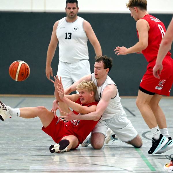 28.09.2024, Basketball-Fast-Break Leverkusen- Leichlingen
am Boden: links: Julius Schulz (Leichlingen)
rechts: Jan Forreiter (Fast-Break)
Foto: Uli Herhaus
