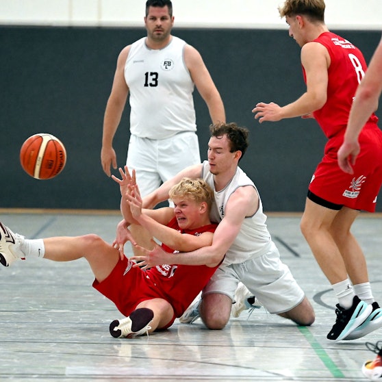 28.09.2024, Basketball-Fast-Break Leverkusen- Leichlingen
am Boden: links: Julius Schulz (Leichlingen)
rechts: Jan Forreiter (Fast-Break)
Foto: Uli Herhaus