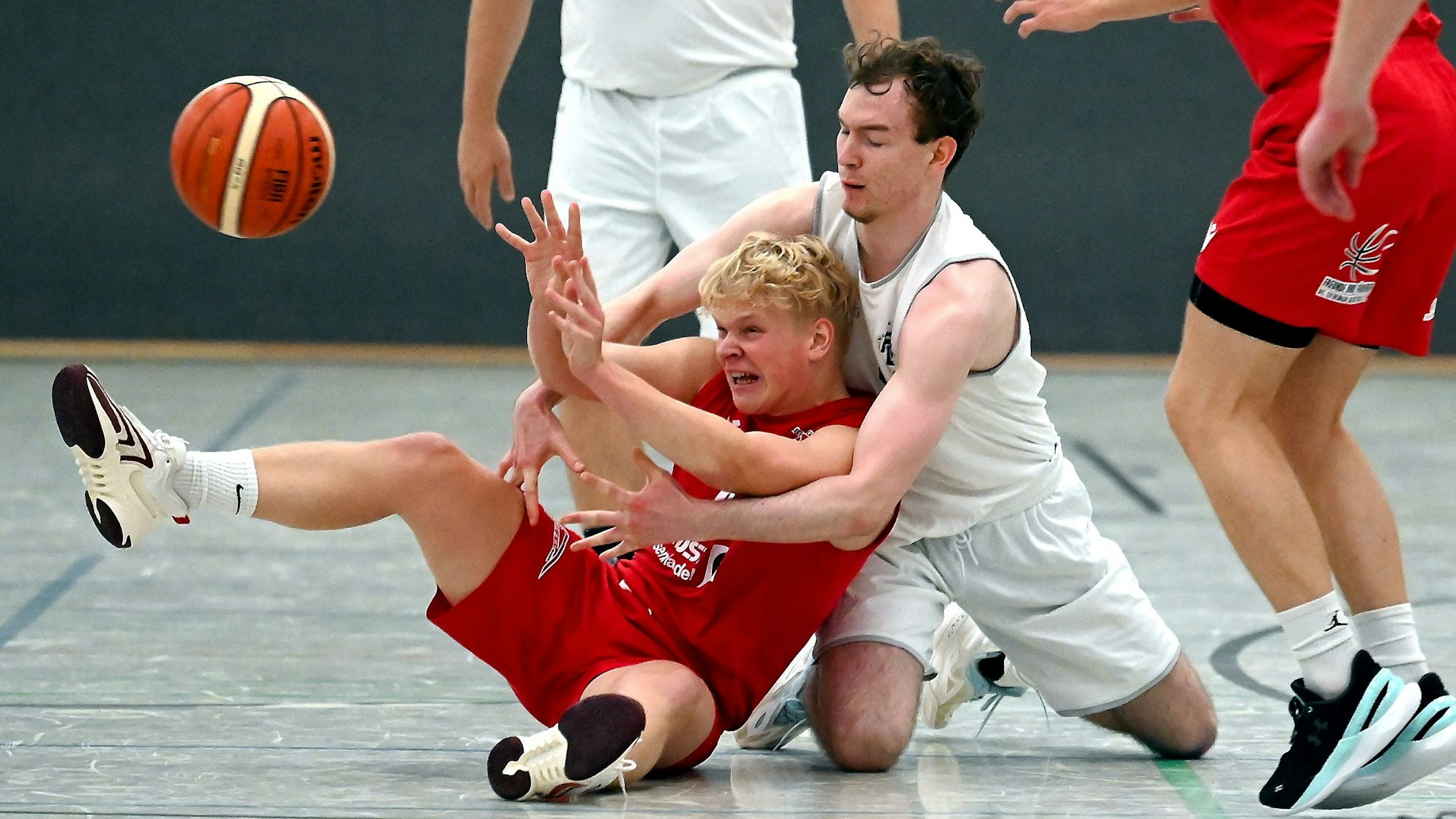 28.09.2024, Basketball-Fast-Break Leverkusen- Leichlingen
am Boden: links: Julius Schulz (Leichlingen)
rechts: Jan Forreiter (Fast-Break)
Foto: Uli Herhaus