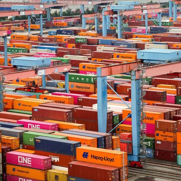 ARCHIV - 26.07.2024, Hamburg: Container werden im Hamburger Hafen gelagert und verladen. (zu dpa: «Deutsche Wirtschaft im Dauertief - Was bringt 2025?») Foto: Christian Charisius/dpa +++ dpa-Bildfunk +++