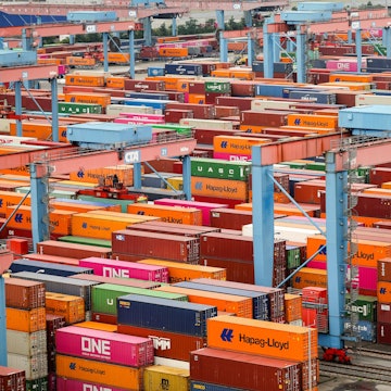 ARCHIV - 26.07.2024, Hamburg: Container werden im Hamburger Hafen gelagert und verladen. (zu dpa: «Deutsche Wirtschaft im Dauertief - Was bringt 2025?») Foto: Christian Charisius/dpa +++ dpa-Bildfunk +++