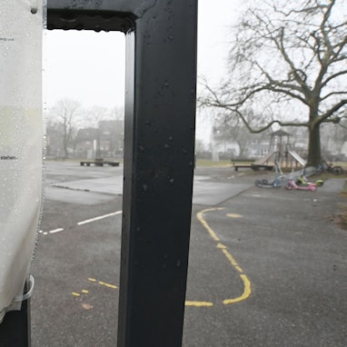 Ein Aushang der Stadt Köln weist darauf hin, dass das Tor zum Hof der GGS Spoerkelhof in Merkenich künftig nach Schulschluss wieder geschlossen bleibt.