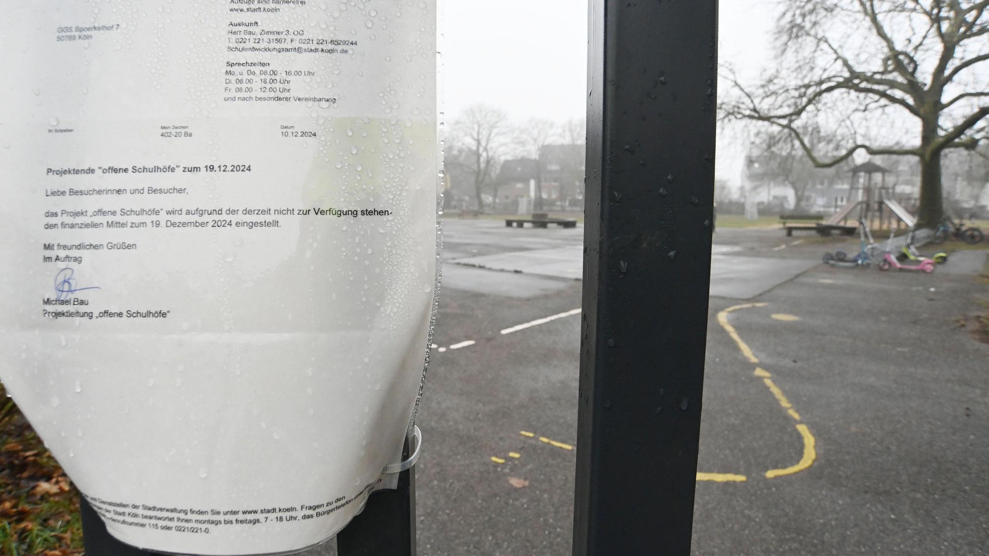 Künftig nach Schulschluss nicht mehr geöffnet: An der GGS Spoerkelhof in Merkenich weist ein Aushang der Stadt auf die Sparzwänge hin.