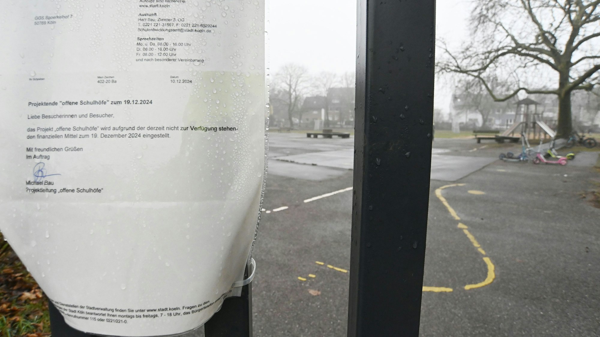 Künftig nach Schulschluss nicht mehr geöffnet: An der GGS Spoerkelhof in Merkenich weist ein Aushang der Stadt auf die Sparzwänge hin.