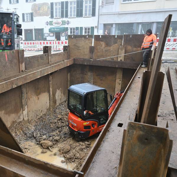 Die Vorarbeiten für das Fontainenfeld in der Schloßstraße laufen. Geschützt von Spuntwänden arbeitet der Bagger in der Grube.