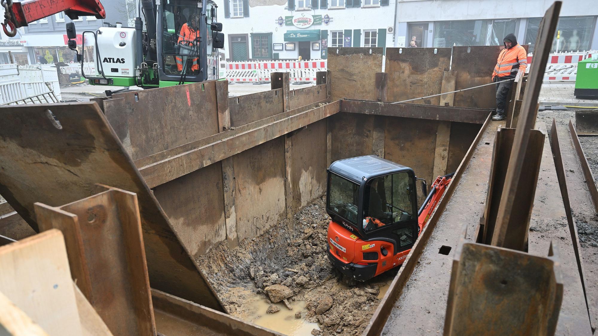 Die Vorarbeiten für das Fontainenfeld in der Schloßstraße laufen. Geschützt von Spuntwänden arbeitet der Bagger in der Grube.