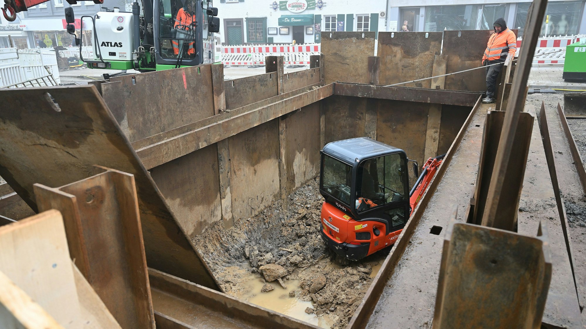 Ein Bagger steht in einer Ausschachtung.