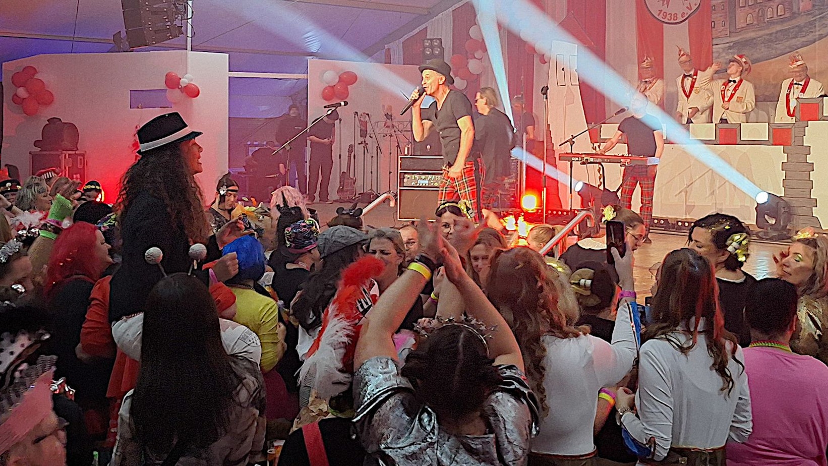 Die Band Brings steht auf der Bühne in einem großen Festzelt und spielt vor einer großen Menge Frauen bei der Mädchensitzung in Vettweiß.