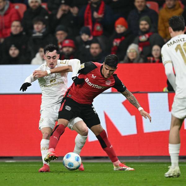 Piero Hincapie im Kampf um den Ball mit Mainz-Spieler Paul Nebel