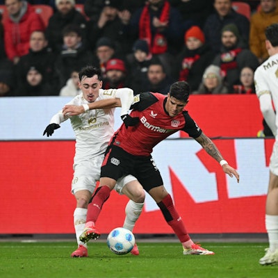 Piero Hincapie im Kampf um den Ball mit Mainz-Spieler Paul Nebel