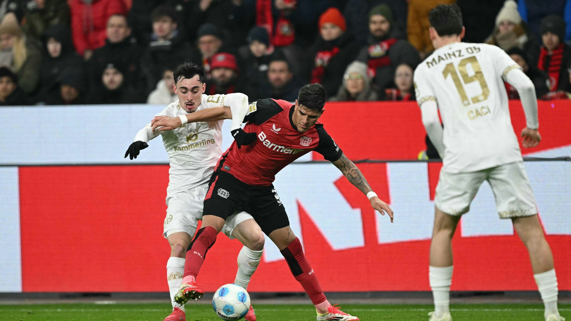 Piero Hincapie im Kampf um den Ball mit Mainz-Spieler Paul Nebel