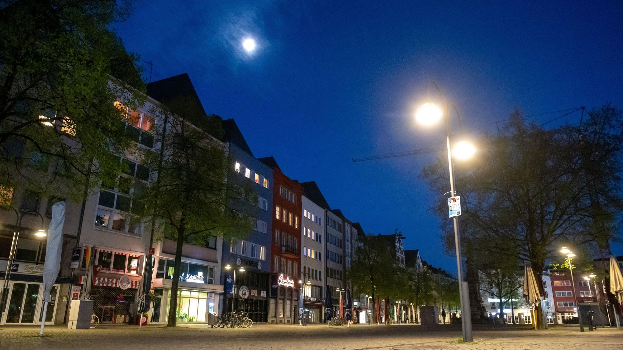 Der Mond scheint über dem menschenleeren Alter Markt