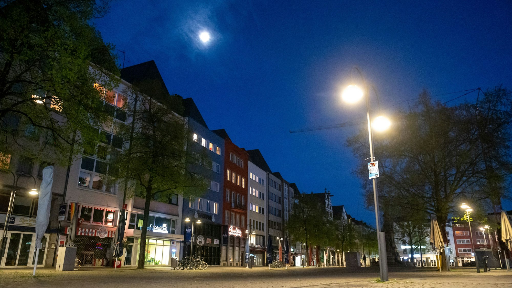 Der Mond scheint über dem menschenleeren Alter Markt