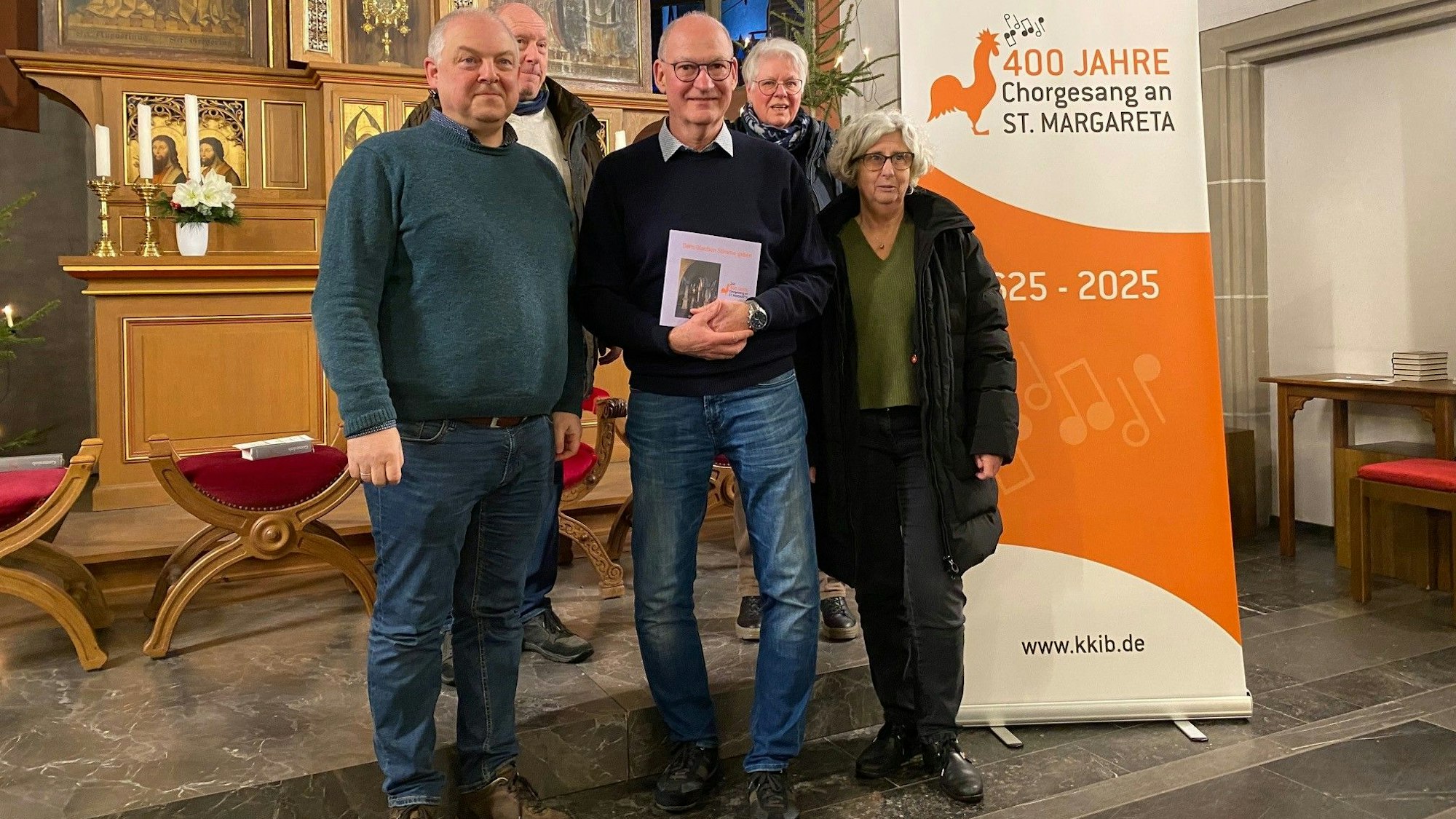 Zu sehen sind einige Mitglieder und der Leiter des Kirchenchores.