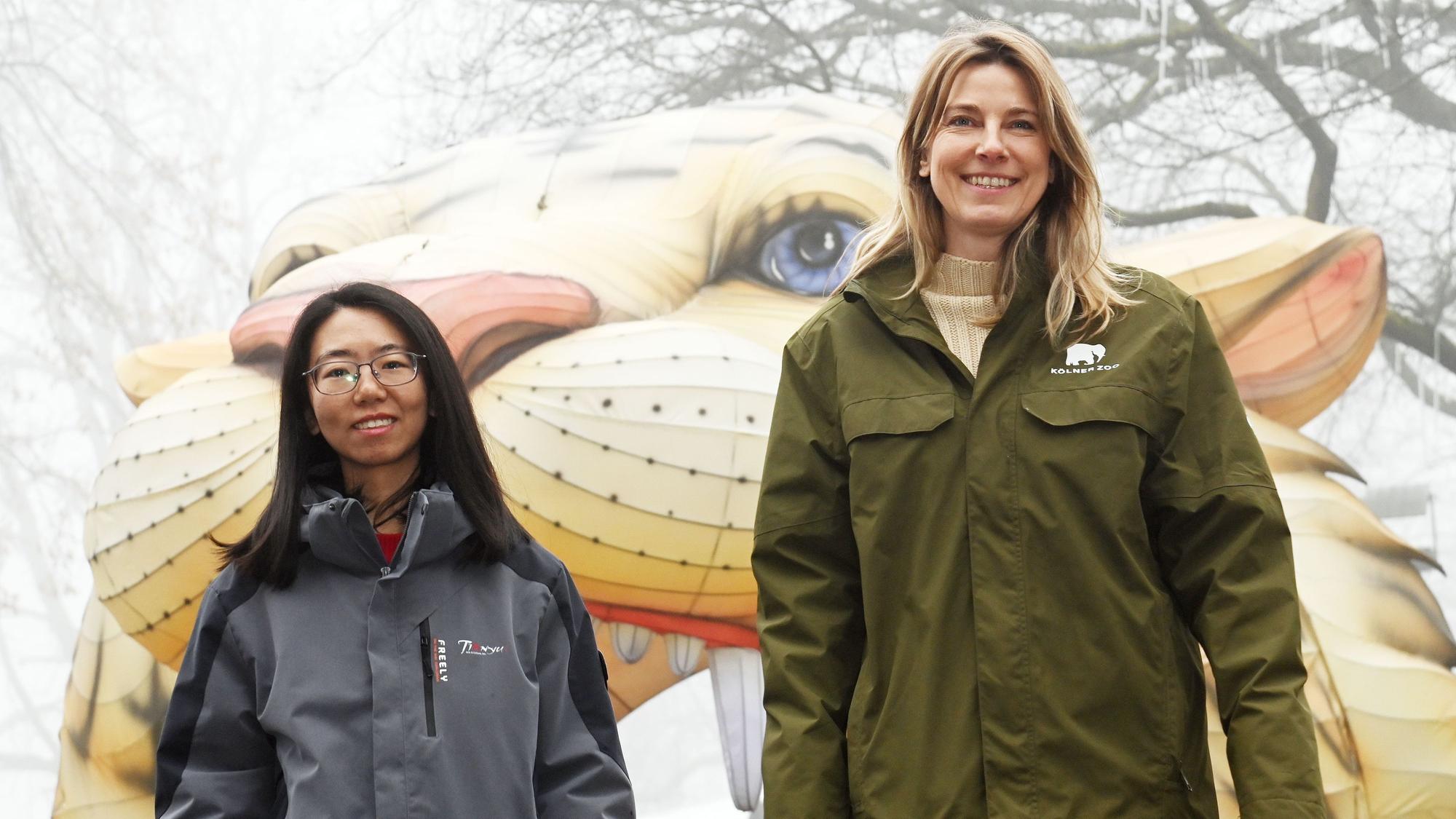 Julia Sander und Tingting Zhong stehen vor einer Lichtinstallation.