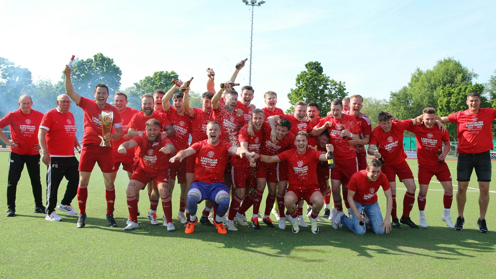 Zülpicher Fußballer und ihr Trainerteam jubeln über den Aufstieg in die Landesliga.