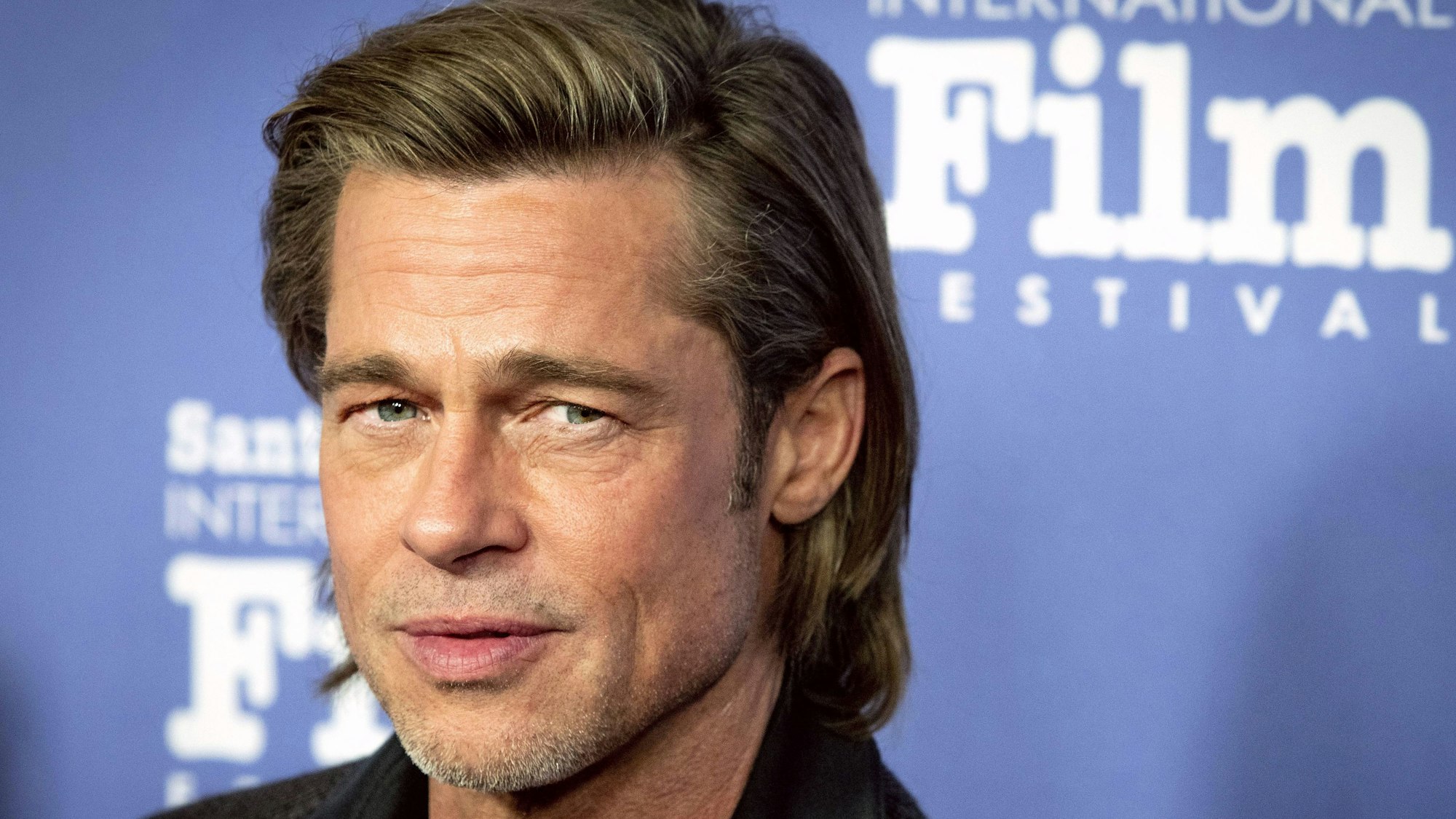 ARCHIV - 22.01.2020, USA, Santa Barbara: Brad Pitt, US-Schauspieler, kommt beim Santa Barbara International Film Festival zur Verleihung des Maltin Modern Master Awards an ihn. Oscar-Preisträger Brad Pitt (58, «Once Upon a Time in Hollywood») wird unter der Regie von Joseph Kosinski («Top Gun: Maverick») einen Formel-1-Rennfahrer spielen. Die Produktionsfirma Apple Studios gab das noch titellose Filmprojekt am Dienstag (Ortszeit) bekannt. (zu dpa: «Brad Pitt und «Top Gun: Maverick»-Regisseur drehen Rennfahrerfilm») Foto: Erick Madrid/ZUMA Wire/dpa +++ dpa-Bildfunk +++
