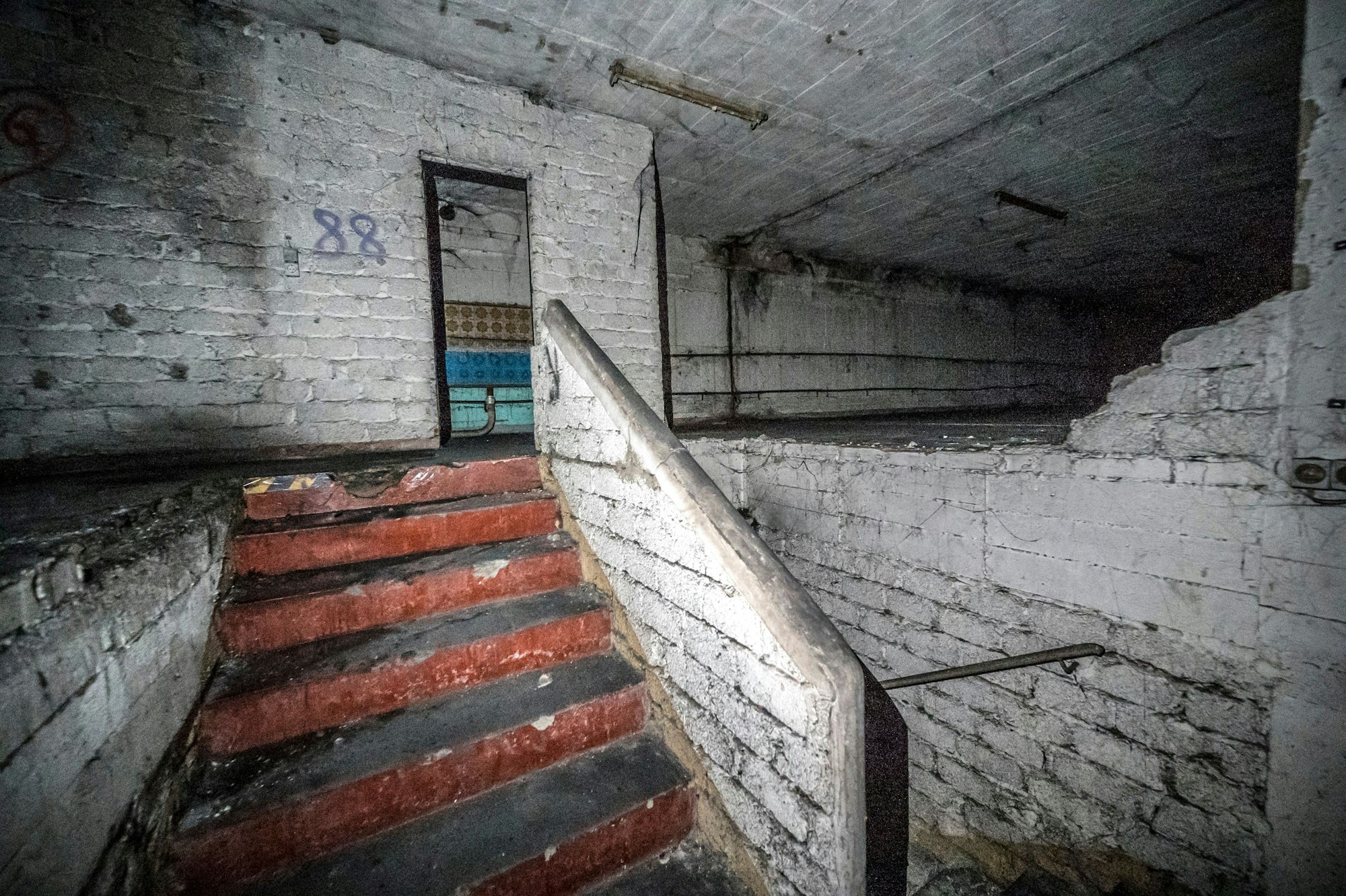 Um den Bunker in der Niederfeldstraße wird gerodet, er soll jetzt in das "Businesszentrum" einbezogen werden. Foto: Ralf Krieger