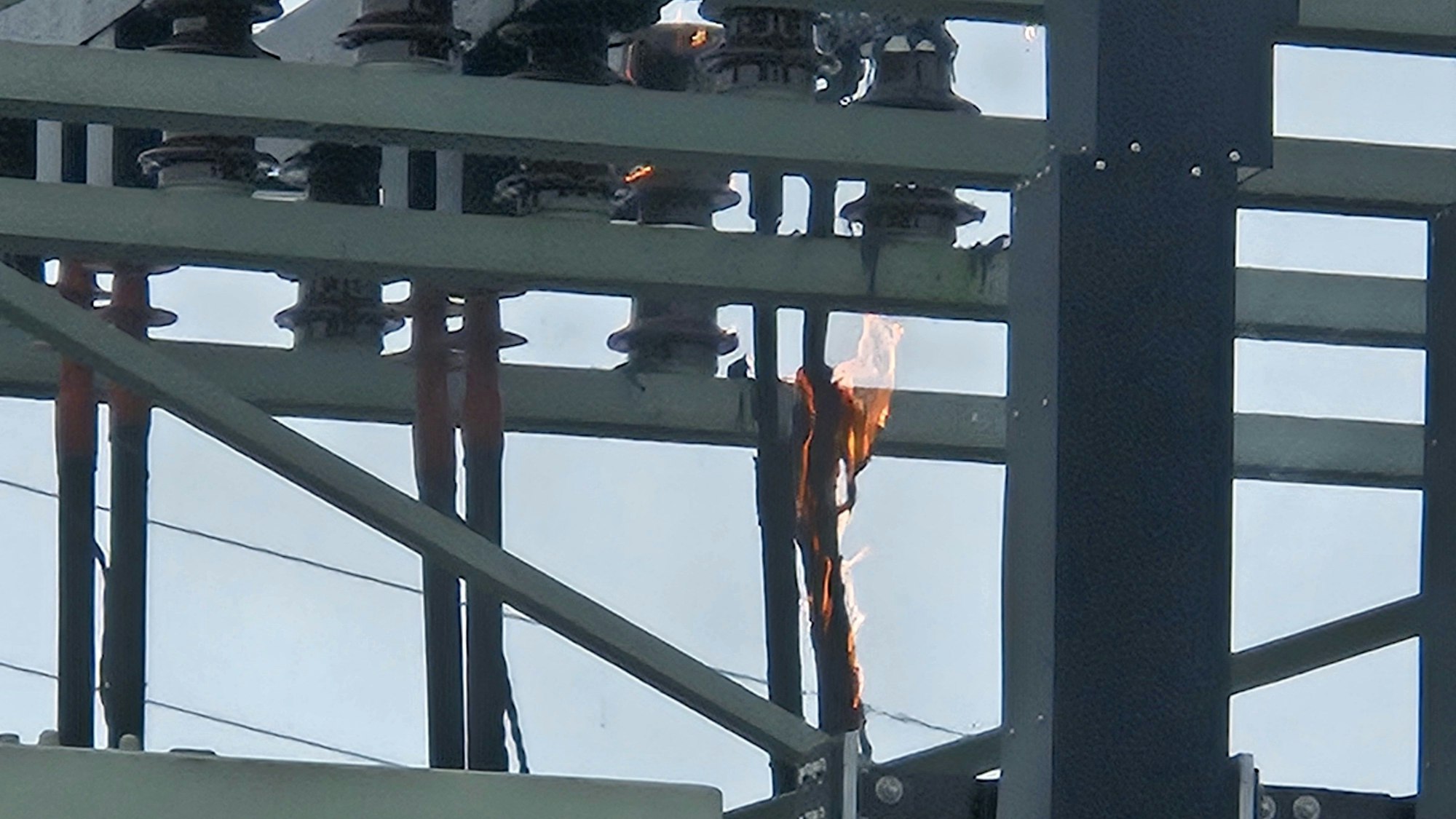 Kabel oberhalb der Trafostation brennen.