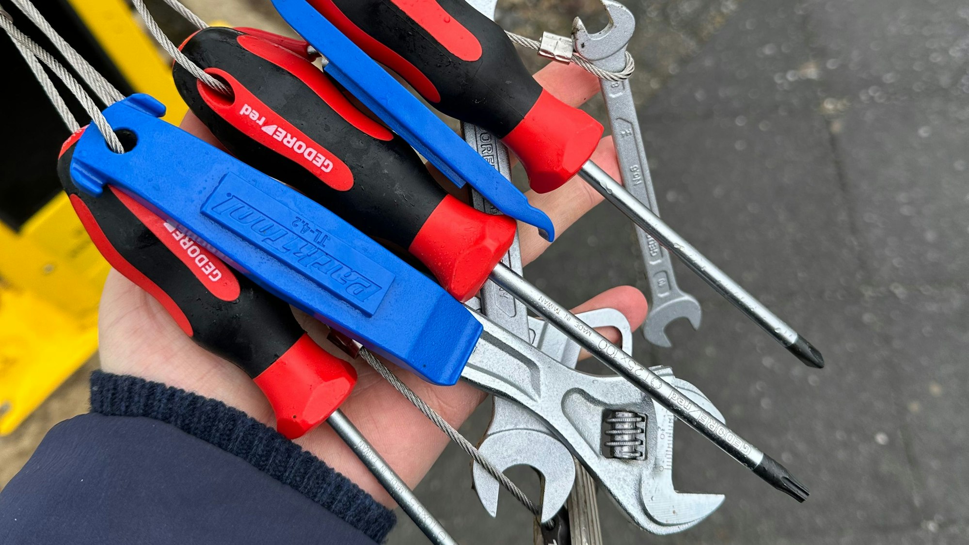 Allerlei fest montiertes Werkzeug findet man in der Service-Station.