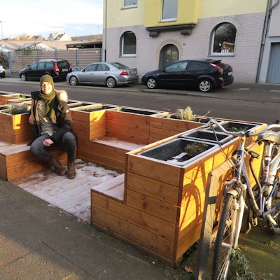 Jan Pehoviak auf dem großen Parklet vor der Grundschule Osterather Straße.