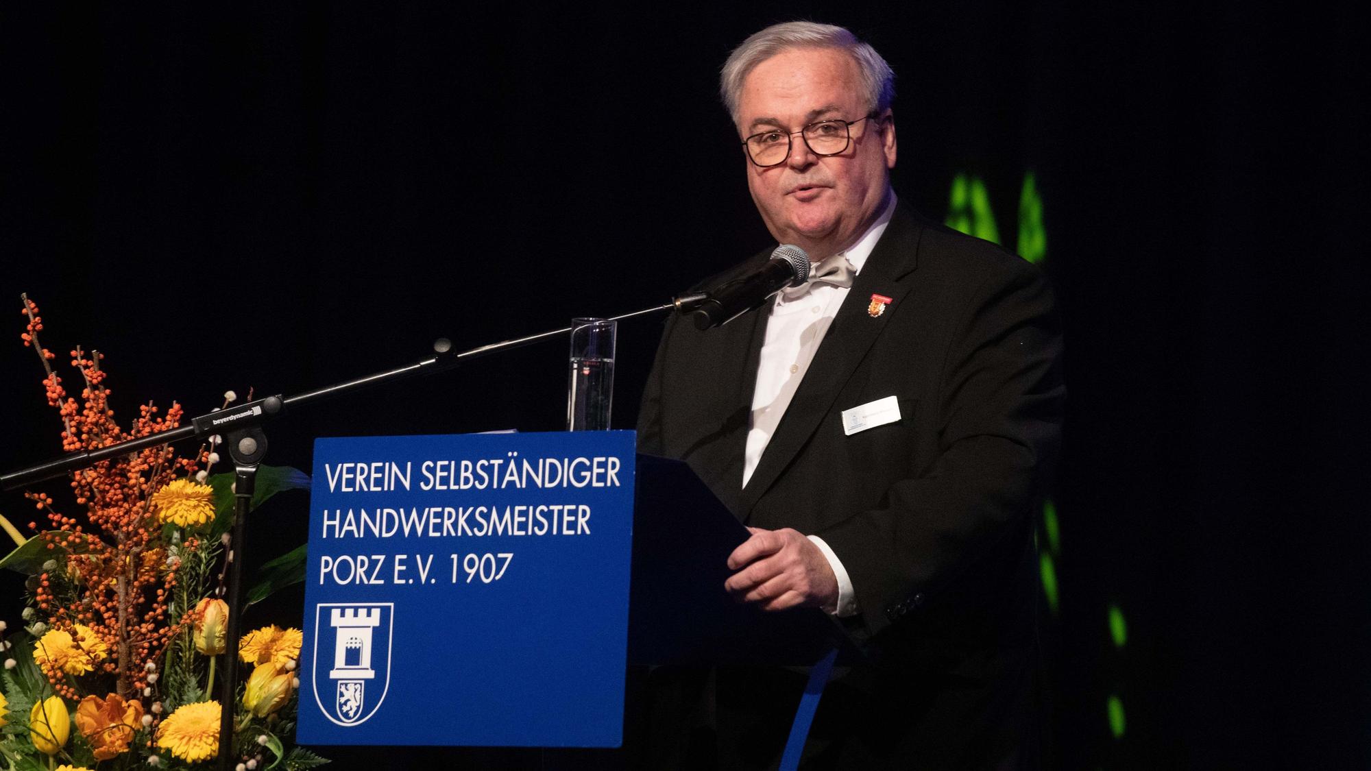 Karl-Heinz Miebach, Vorsitzender des Vereins Selbständiger Handwerksmeister Porz, beim Neujahrsempfang im Porzer Rathaussaal.