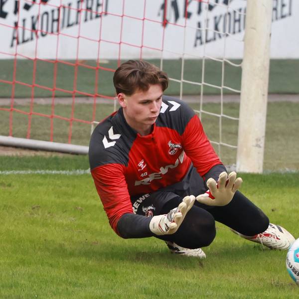 Jonas Urbig blieb im Test gegen Viktoria Köln (3:2) ohne Einsatzminute. Der Keeper steht vor dem Wechsel zum FC Bayern München.