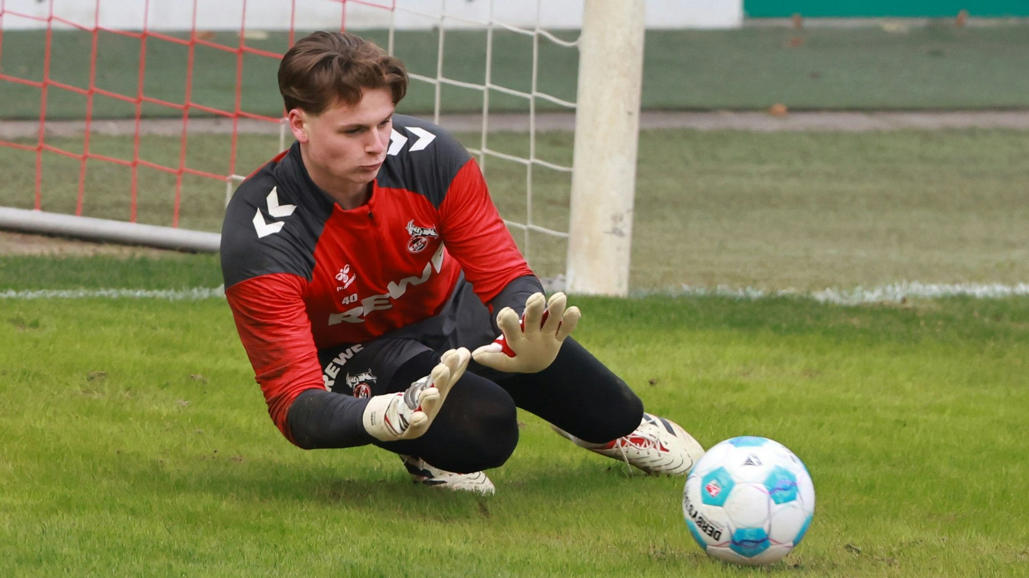 Jonas Urbig blieb im Test gegen Viktoria Köln (3:2) ohne Einsatzminute. Der Keeper steht vor dem Wechsel zum FC Bayern München.