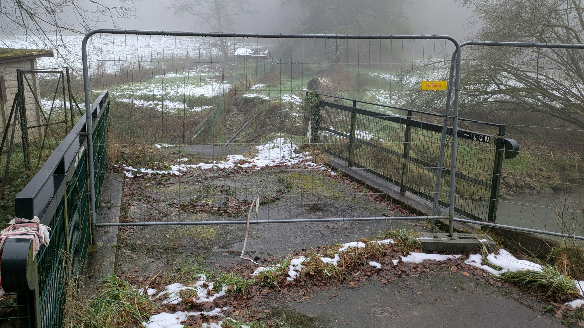 Gesperrte Brücke über den Murbach